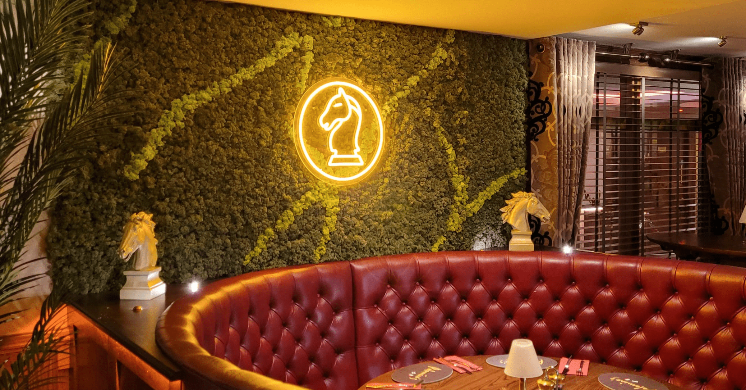 restaurant-green-wall