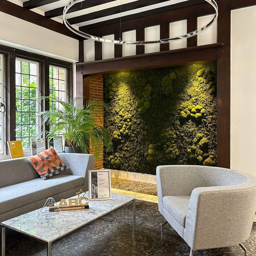 A Nordik moss display with bun and flat moss sits in a corporate showroom